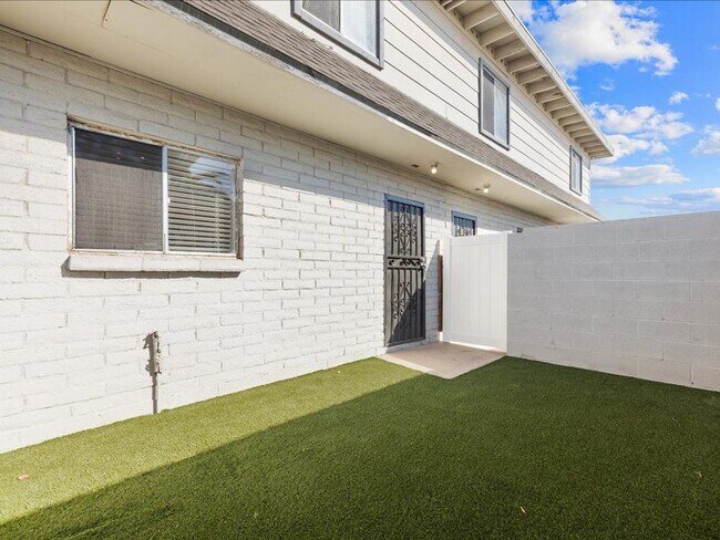 Building Photo - 2 Bedroom 1 Bathroom -ALL Brand New Appliances!