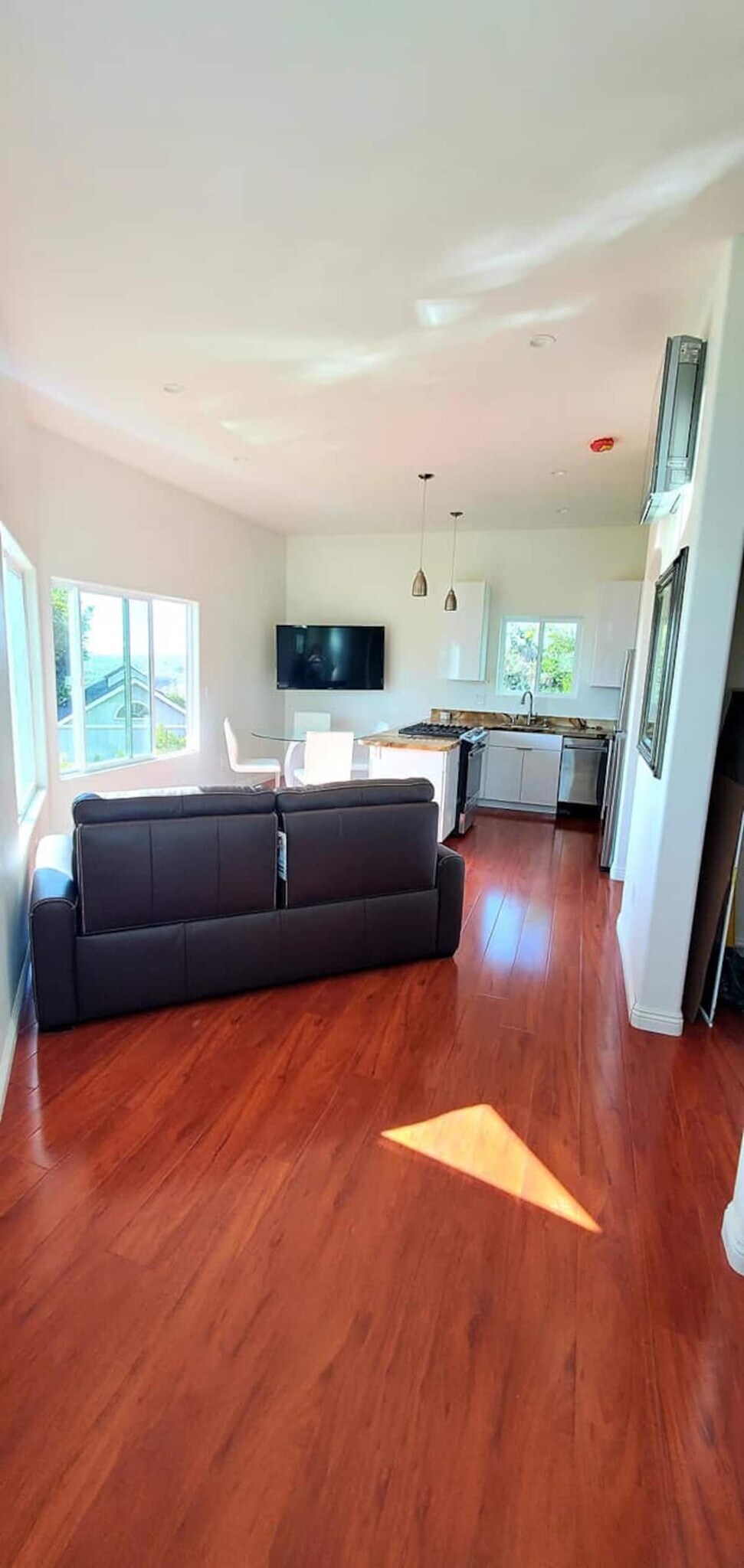 New Flooring, furniture - 3306 Lloyd St