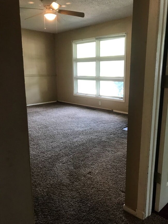 Building Photo - Nice, 4BR rancher with appliances, attached garage and fenced back yard.