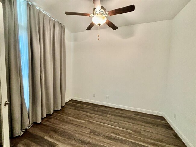 Building Photo - 808 Clear Spring Ln