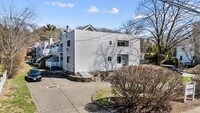 Building Photo - Newly Renovated 1 Bedroom Apartment