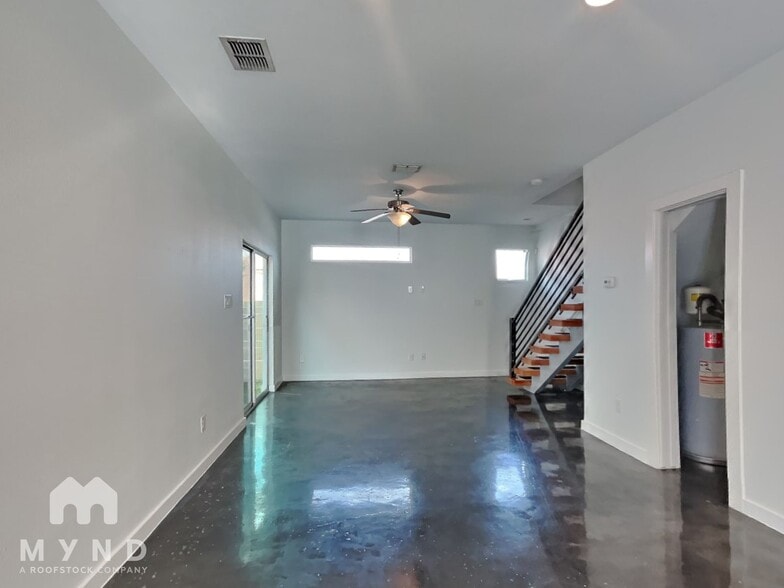 Building Photo - 118 E Myrtle St