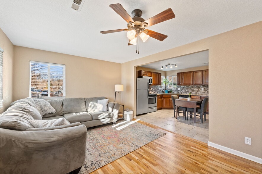 Building Photo - 136 E 5th Ave