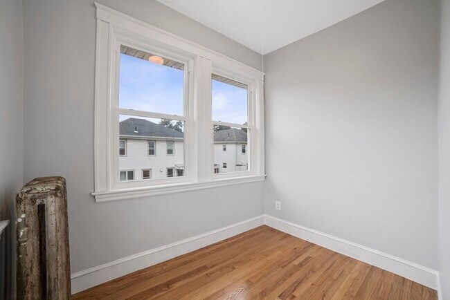Building Photo - 127 Russell St