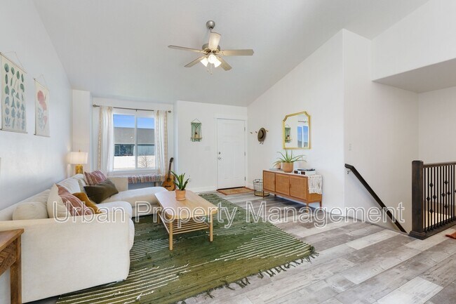 Building Photo - 4082 N Poplar Dr