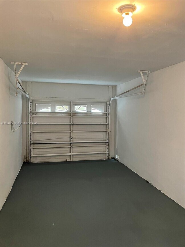 Building Photo - 880 NW 123rd Ct