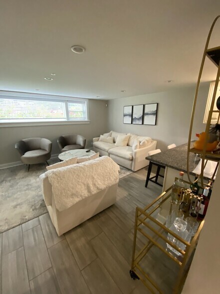 Building Photo - 8044 N Oriole Ave