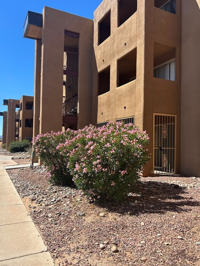 Building Photo - OPEN HOUSE! Casa Club Condominiums / Gorgeous 1 Bedroom Available!