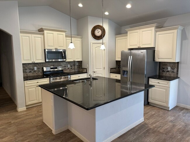 Building Photo - 4 Bed 3 Bath Home