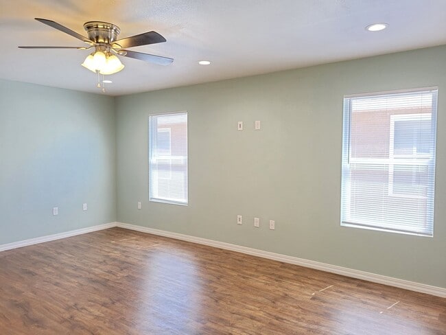 Building Photo - rf2616