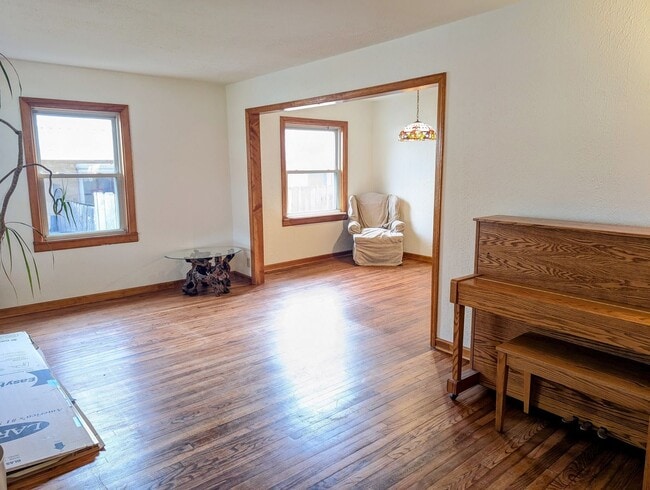 Building Photo - Adorable Belmont Home with Basement - AVAILABLE NOW!