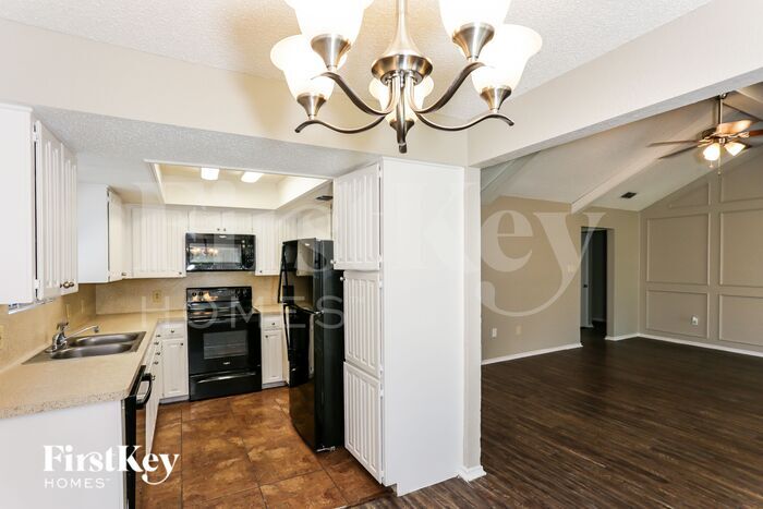 Building Photo - 601 Betsy Ross Dr