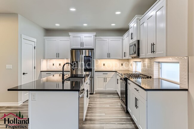 Building Photo - Modern Stylish 3-Bed Home in Prime Hillsbo...