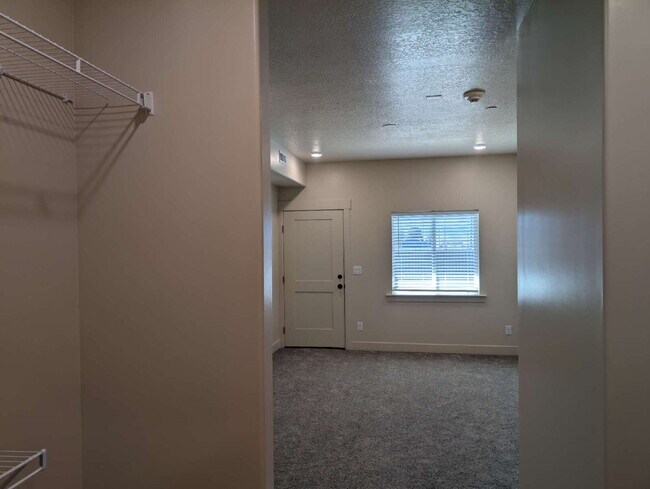Building Photo - Quality 3 Bedroom 2 Bath