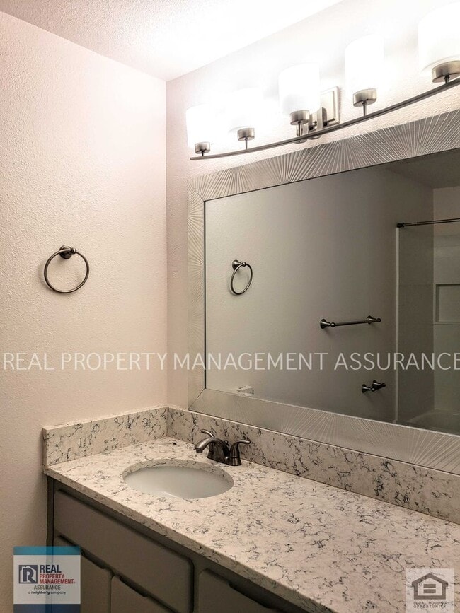 Building Photo - Charming 3 Bedroom Home With A 2 Car Garage!!