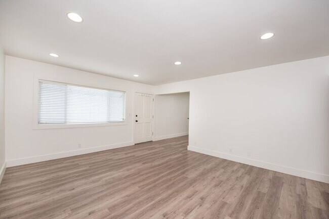 Building Photo - East Side Gem