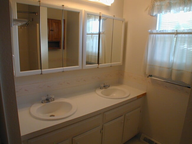 Building Photo - House For Lease