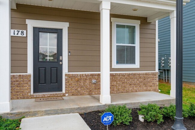 Building Photo - Bright 3-Bed End-Unit Townhome in Cedar Station with Modern Finishes & Private Outdoor Spaces