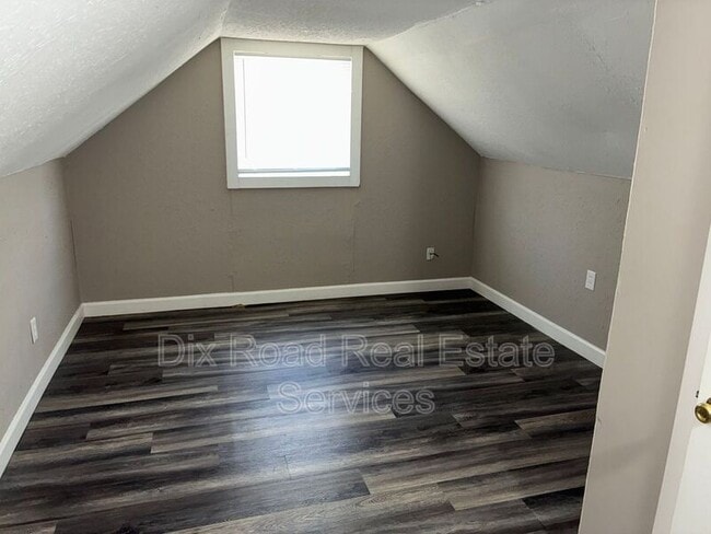 Building Photo - 3221 W Riverview Ave