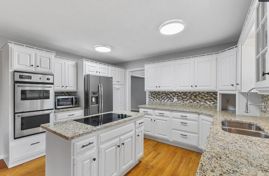 Building Photo - 1900 Vernon Dr S