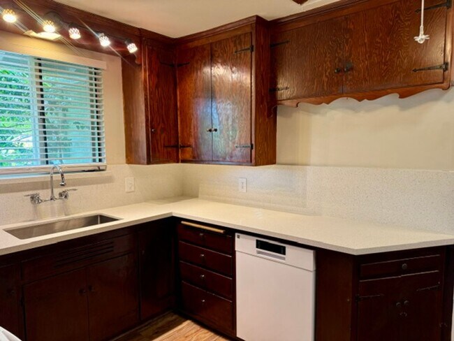 Building Photo - Charming single level 3 bedroom 2 bath Lafayette home now available for move in!