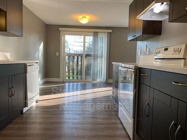 Building Photo - 1822 S 95th St