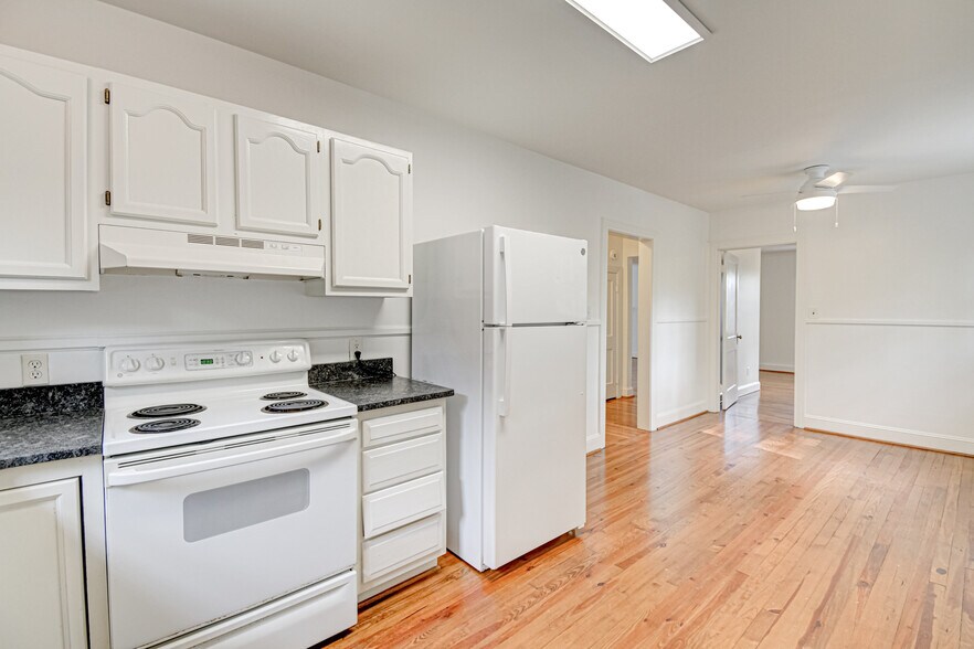 Kitchen - 1612 W 1st St