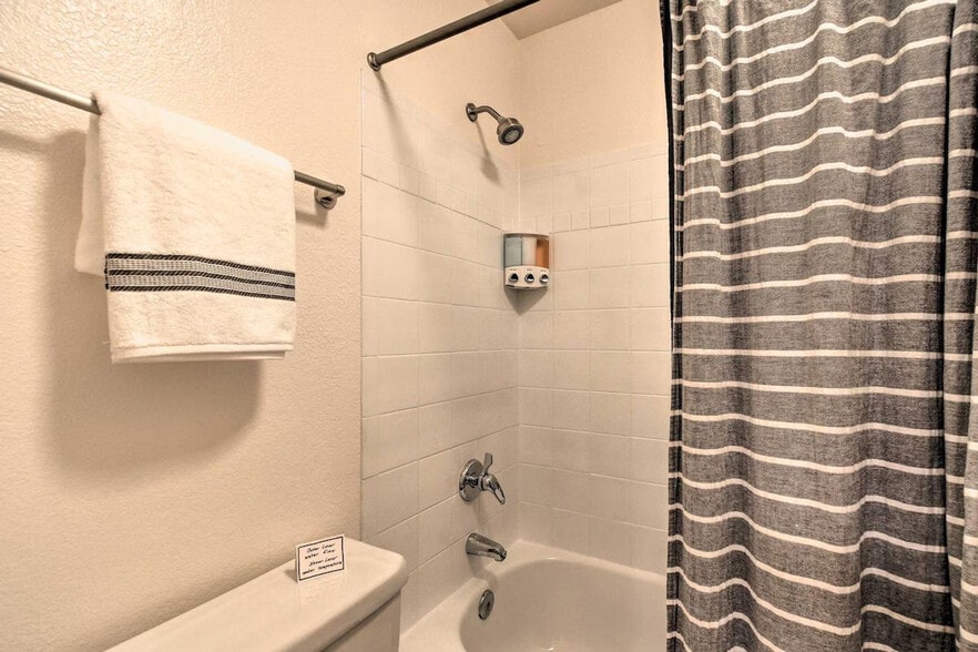 Building Photo - 2025 E Campbell Ave