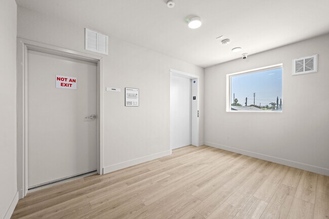 Building Photo - 4347 Woodlawn Ave