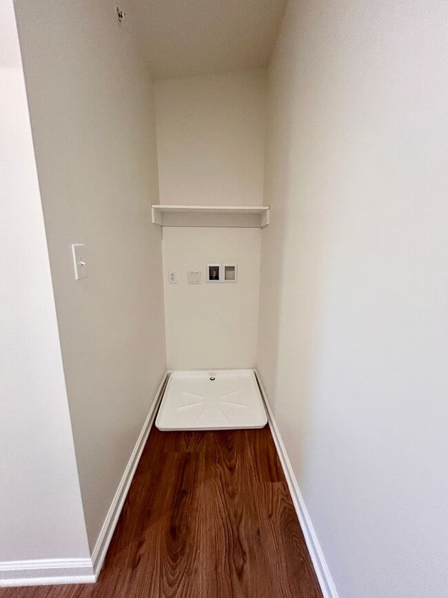 Building Photo - 5 Locust St