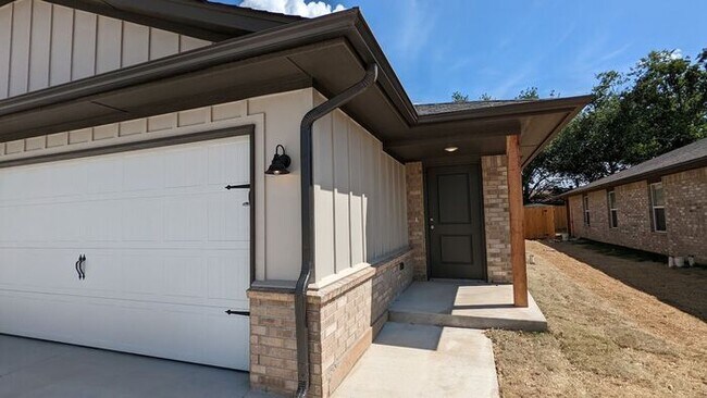 Building Photo - 3 Bed 2 Bath 2 Car Duplex Freedom Villas in Midwest City, OK