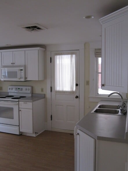 Building Photo - 326 College St