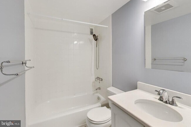 Building Photo - 7420 Lakeview Dr