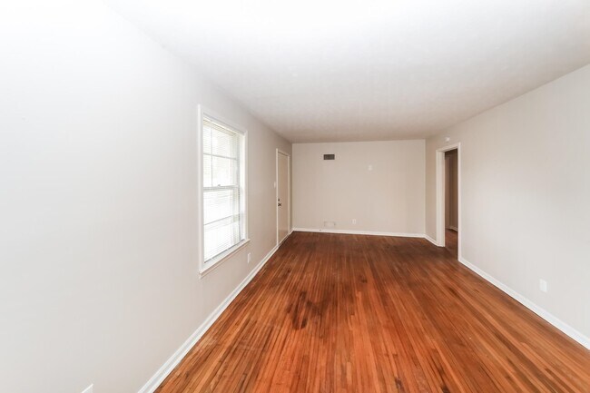 Building Photo - 3045 Beauchamp Dr