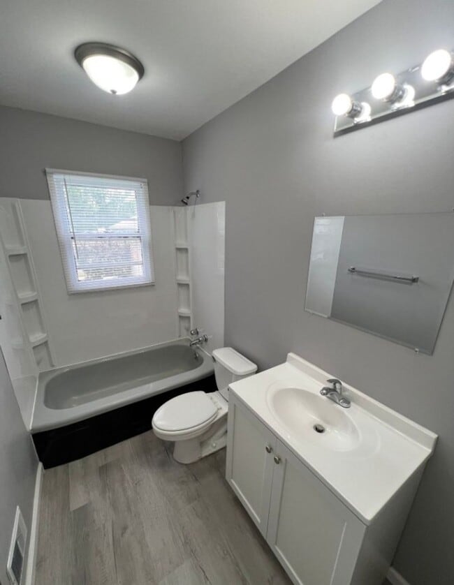 Building Photo - Freshly Updated 2-Bedroom Duplex with One-...