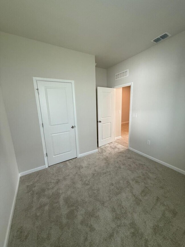 Building Photo - Beautiful 3BR/3BA Home in Creekside