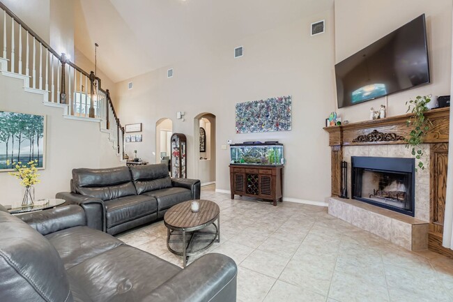 Building Photo - Large 4 bedroom home on 1 acre with lawn c...