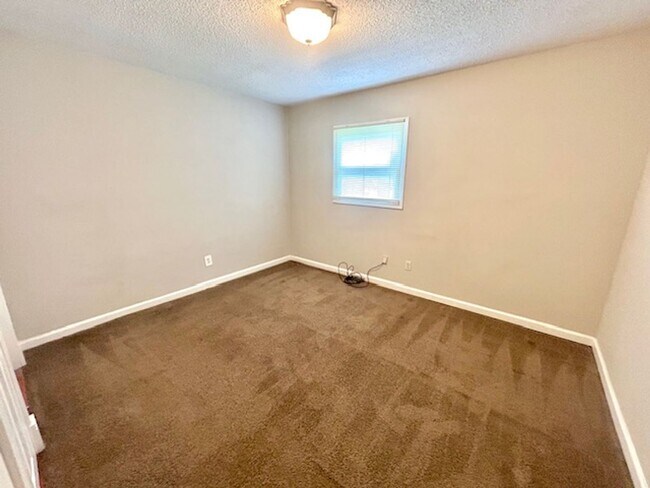 Building Photo - Newly Renovated 3 Bedroom Home!