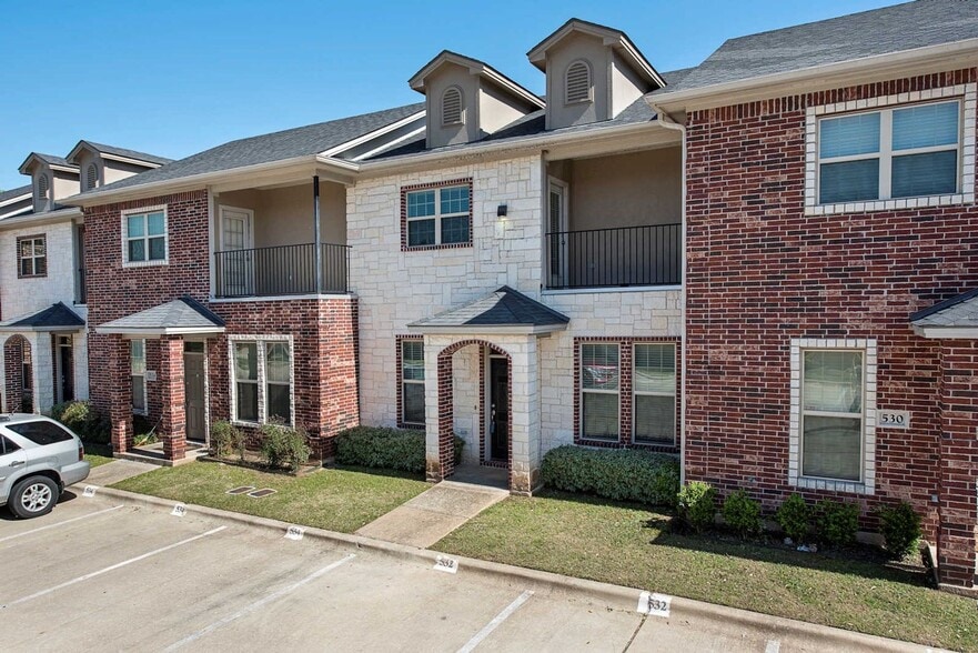 Building Photo - August 2026 Move In! 3 Bed, 3.5 Bath Condo in Great Community!