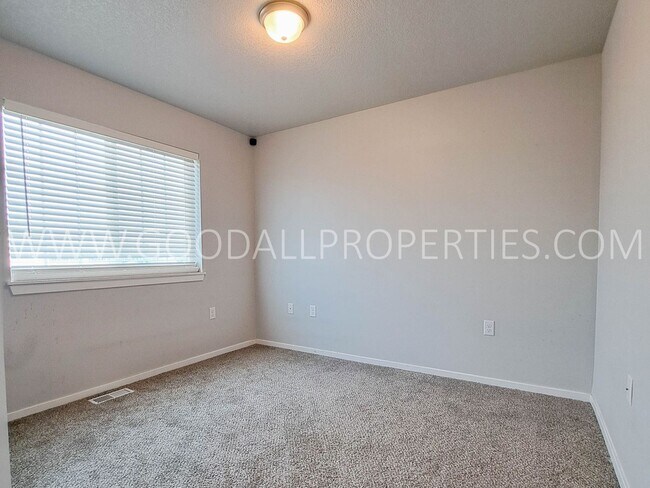 Building Photo - Beautiful 3-Bedroom Townhome in Waukee!