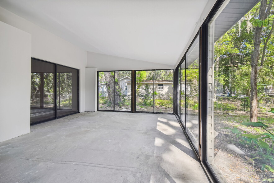 Building Photo - 5710 Kenwood Ave