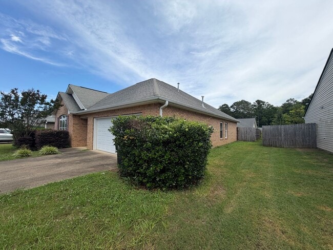 Building Photo - Brick 3/2 House in West Rome- $1,795