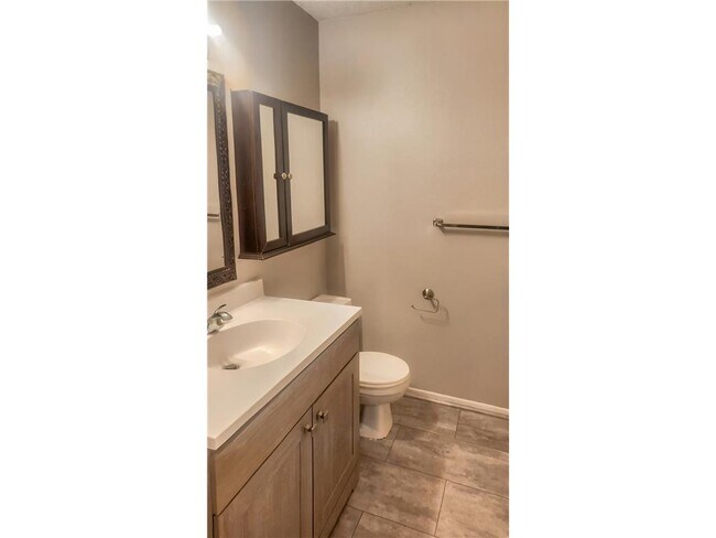 Building Photo - 9 Heights Rd NE