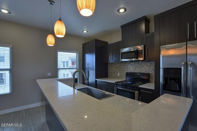 Building Photo - 410 Thorn Ave