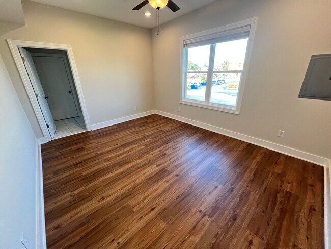 Building Photo - 301 N Main St