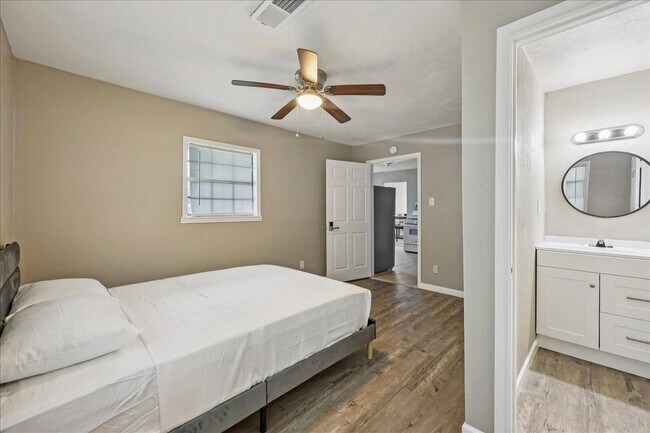 Building Photo - 1010 West Dr