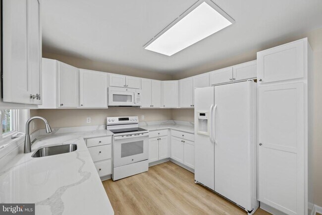Building Photo - 908 Country Terrace