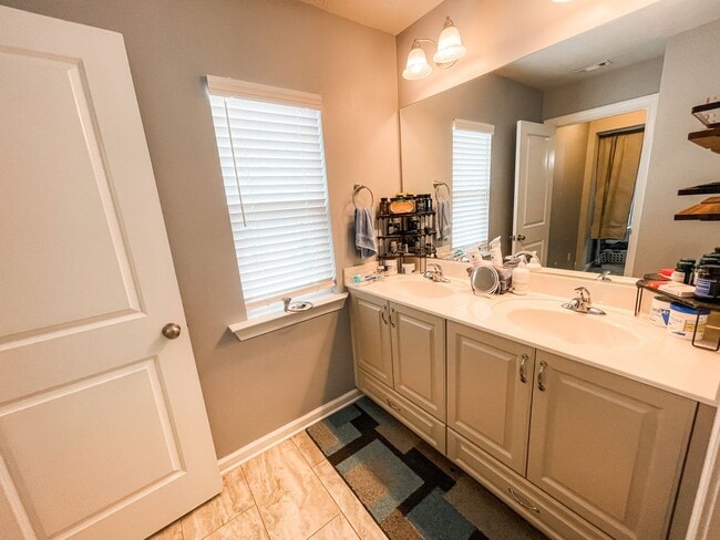 Building Photo - 3 bedroom/2.5 bathroom townhome close to Ft. Gordon!