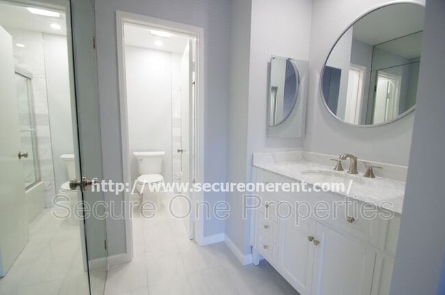 Building Photo - 6255 Canoga Ave