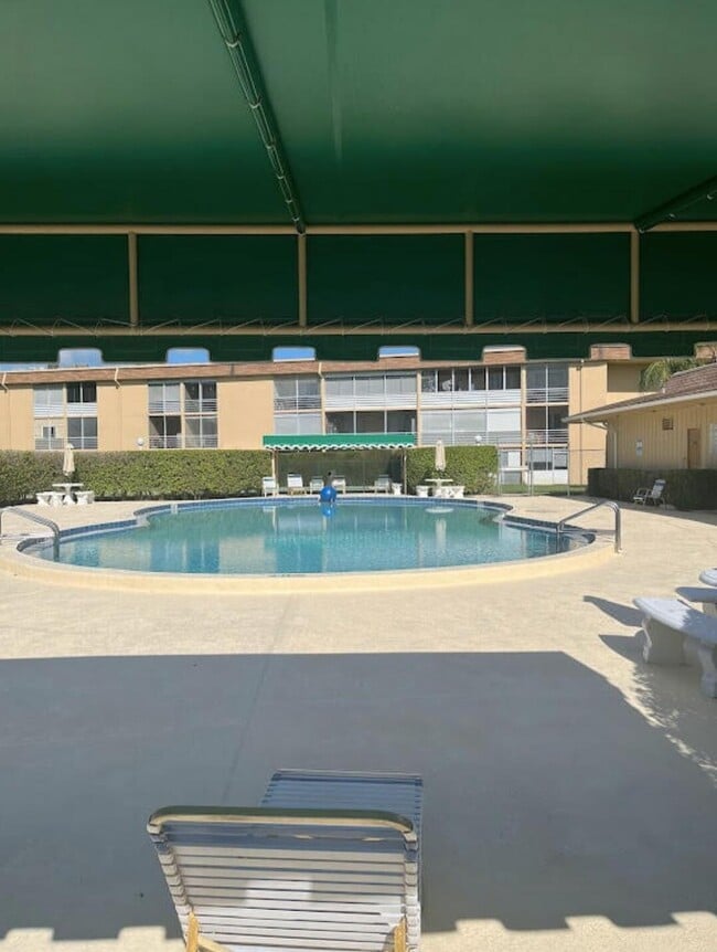 Building Photo - 600 Village Green Ct